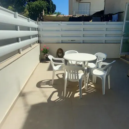 Sea Breeze Maisonette דירה *